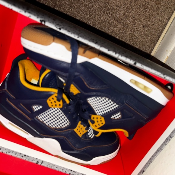 Size 9 Navy and Yellow Jordan Retro 4’s